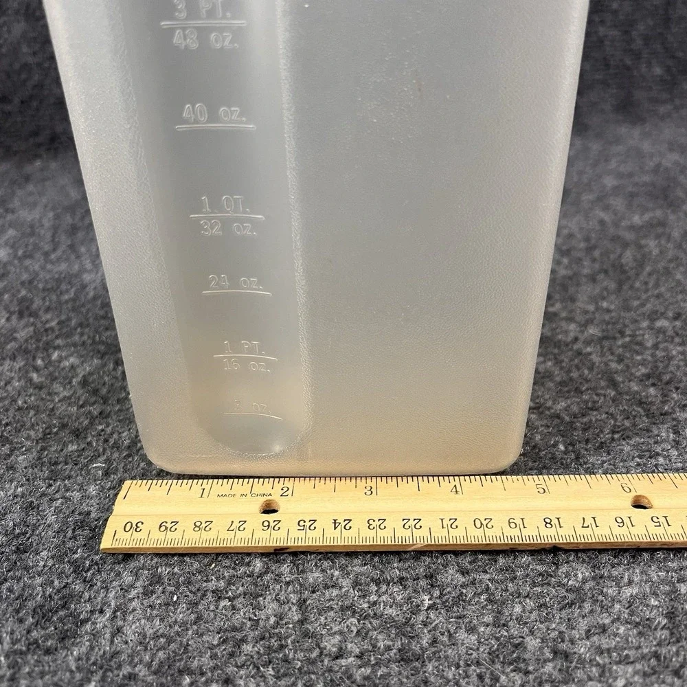 Rubbermaid Vintage Servin' Saver 2 Qt Drink Container Jug Flip Top Lid Almond
